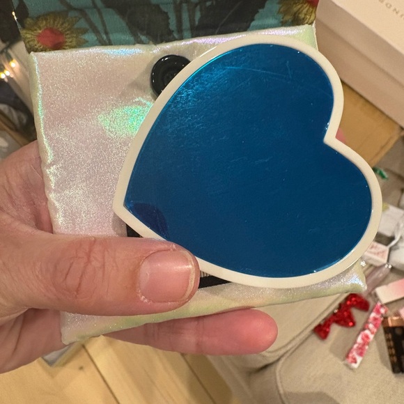 Gucci Beauty Heart Compact with Iridescent Pouch GWP - Picture 2 of 4